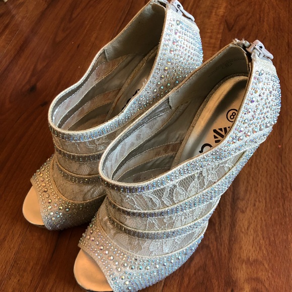 Deb Silver Sparkly Lace Size 8 Heels - Picture 3 of 3